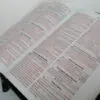 Biblia RVR1960 de lujo negra con cierre acolchada tubiblia.com.co