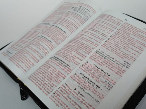 Biblia RVR1960 de lujo negra con cierre acolchada tubiblia.com.co