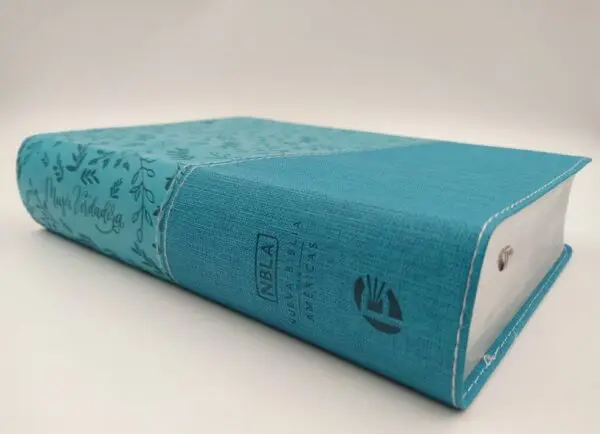 Biblia devocional Mujer Verdadera NBLA