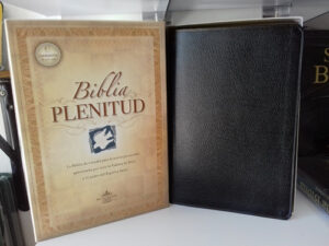 Biblia Plenitud Piel Negra tubiblia.com.co