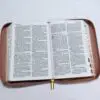 Biblia letra gigante Rosa, tamaño manual con referencias