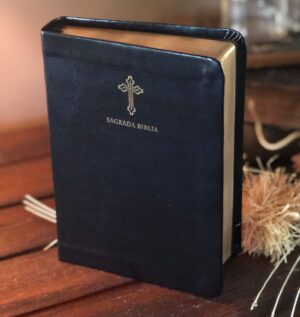 Biblia Católica Símil piel negro, tamaño compacto