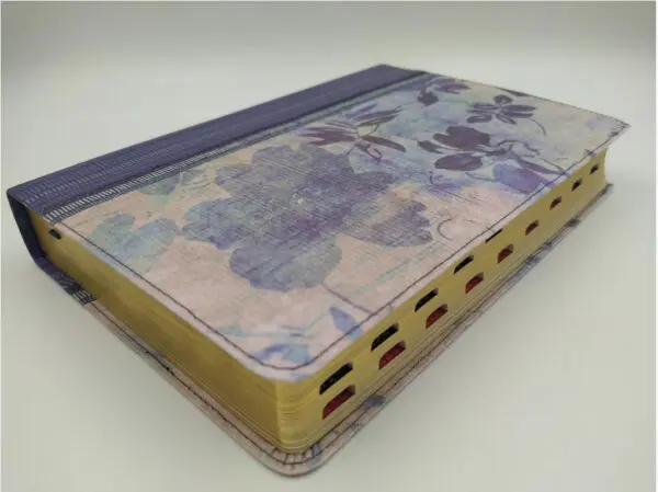 Biblia De Estudio Para Mujer RVR Azul Floreado Con Indice - Imagen 2