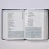 Biblia De Estudio NVI Teologia Biblica Piel Elaborada Negro - Imagen 2