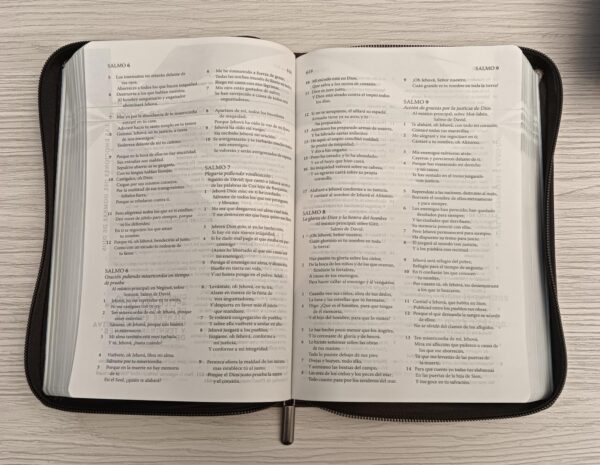 Biblia Hombres de Integridad Negra RVR60 con cierre - Imagen 3
