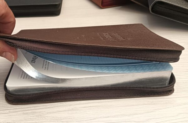 Biblia Hombres de Integridad Negra RVR60 con cierre - Imagen 4