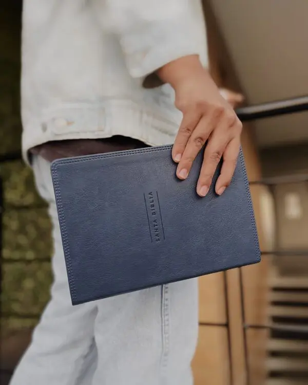 Biblia/NVI/Revisión 2022/Ultrafina/Letra Gigante/Imitación/Azul Marino/PJR - Imagen 6