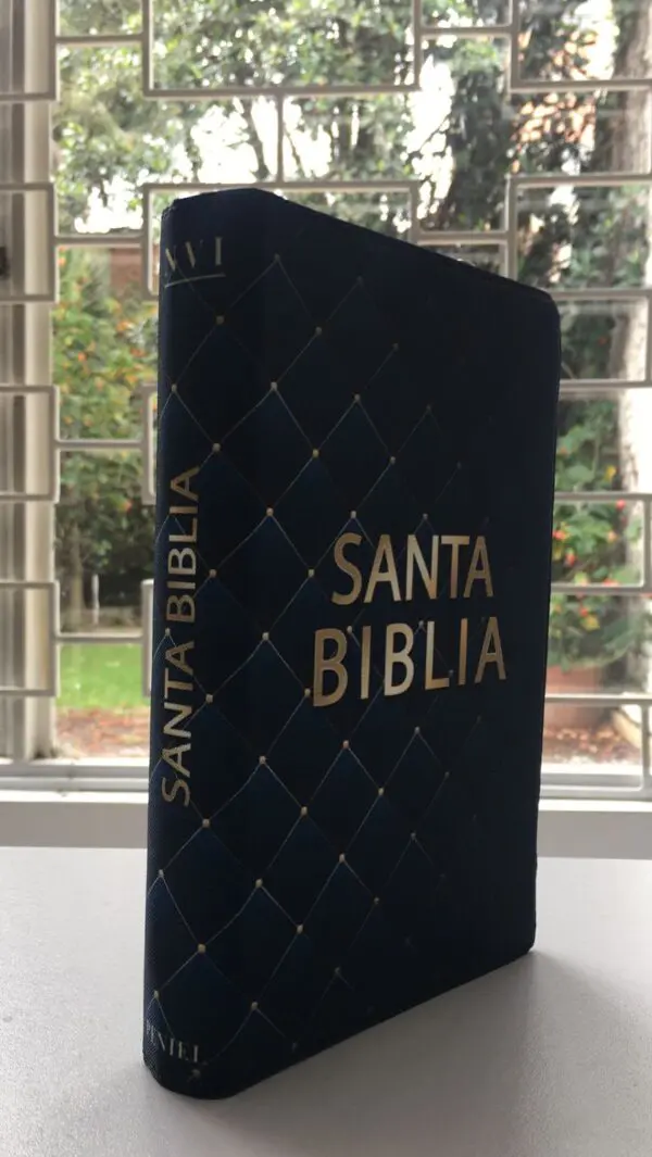 Biblia NVI Letra Grande con cierre/ forro en tela - Imagen 2
