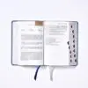 Biblia NBLA de Estudio Piel Gris Interior a dos Colores con Índice - Imagen 4