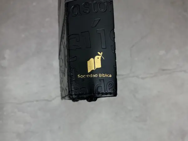 Biblia RVR2020 Compacta Nombres de Jesús Imitación Piel - Imagen 2