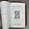 Biblia RVR 2020 LG Imitación Piel Café Efesios 6:12 con Cierre - Imagen 2