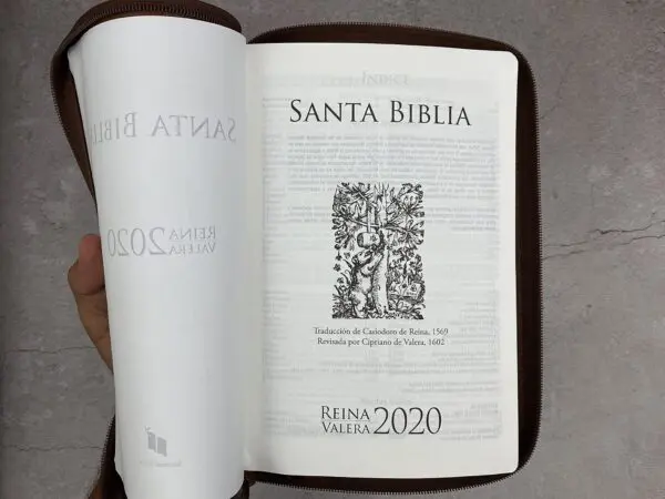 Biblia RVR 2020 LG Imitación Piel Café Efesios 6:12 con Cierre - Imagen 2