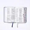 Biblia NBLA de Estudio Piel Gris Interior a dos Colores con Índice - Imagen 7