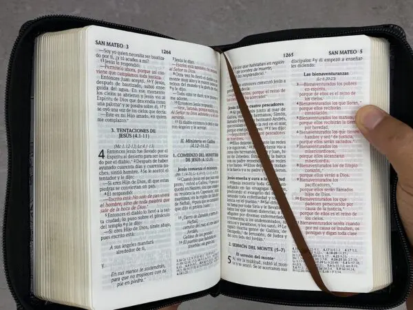 Biblia RVR2020 Compacta Nombres de Jesús Imitación Piel - Imagen 8
