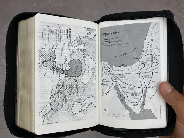 Biblia RVR2020 Compacta Nombres de Jesús Imitación Piel - Imagen 9