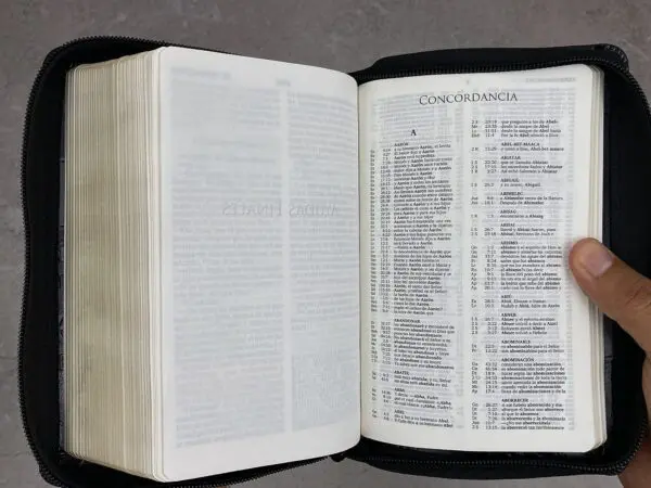 Biblia RVR2020 Compacta Nombres de Jesús Imitación Piel - Imagen 4