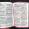 Biblia LG 12 puntos RV2020 imit. piel rosado - Imagen 5