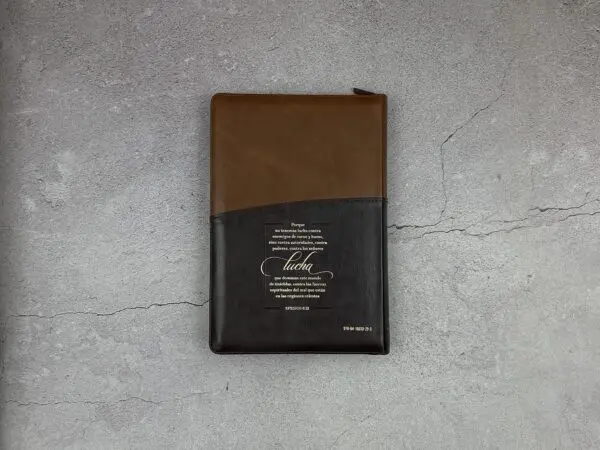 Biblia RVR 2020 LG Imitación Piel Café Efesios 6:12 con Cierre - Imagen 7