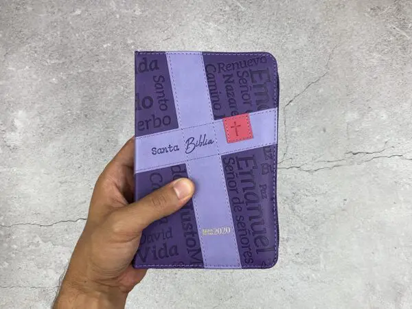 Biblia RVR 2020 Compacta Nombres de Jesús Imitación - Imagen 5