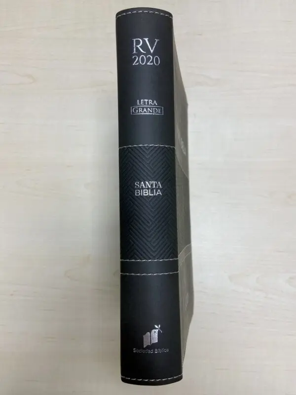 Biblia RVR 2020 Letra Grande Piel Gris Franja - Imagen 3