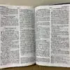 Biblia RVR 2020 Letra Grande Piel Gris Franja - Imagen 4