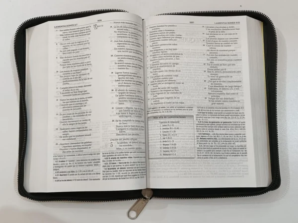 Biblia de Estudio MacArthur Forrada - Imagen 2